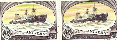 Разные очертания тени на льду.