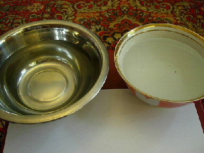 тарелки с кипяченой водой комнатной температуры